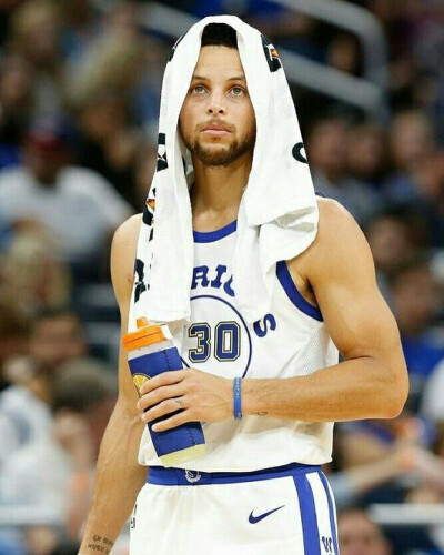 库里凭借其 库里凭借其