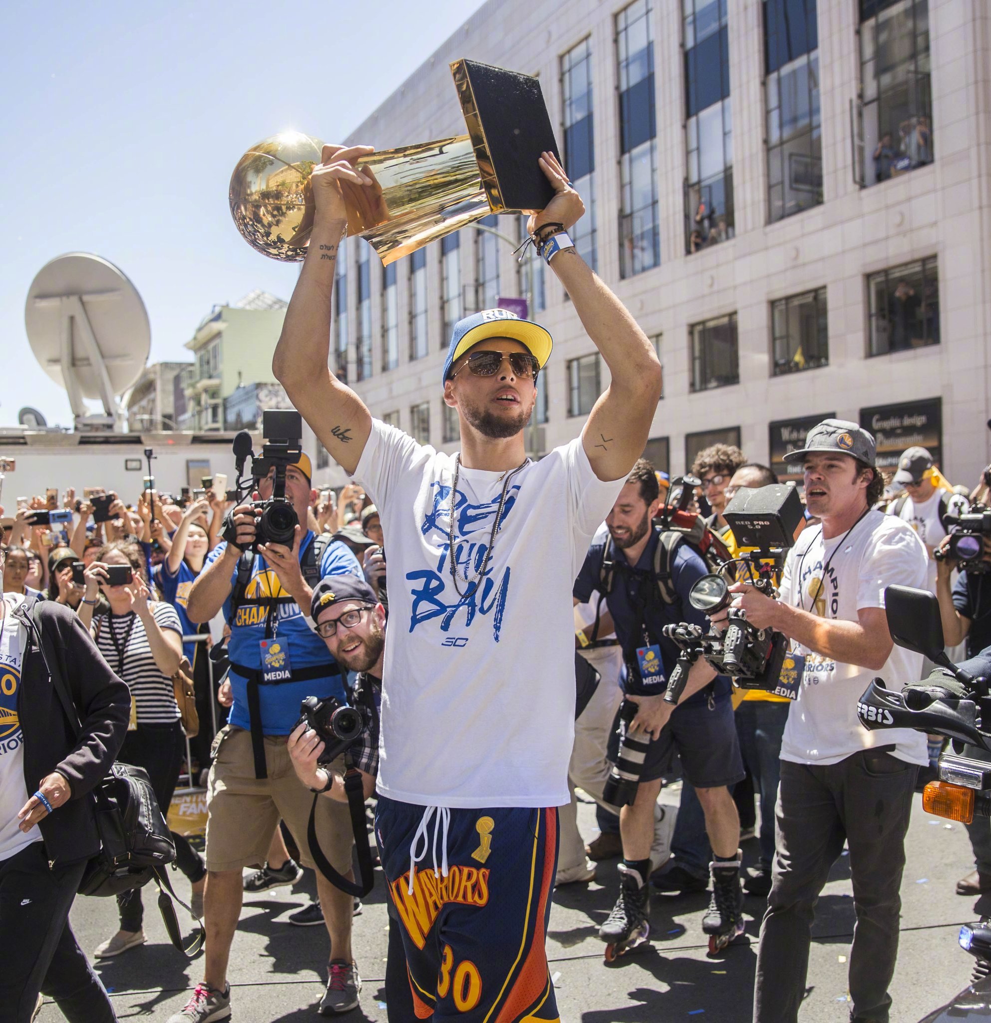 场上极为自 场上极为自